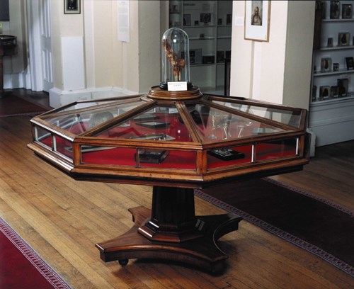 Museum octagonal display case